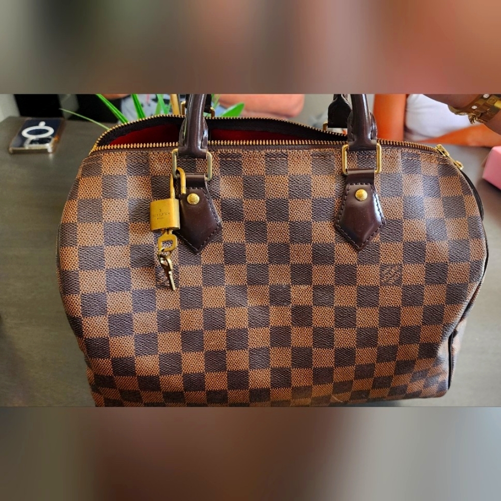 This is an authentic LOUIS VUITTON Damier Ebene Speedy 30. This stylish handbag.